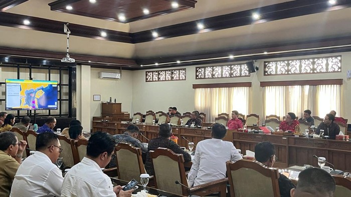 Rapat Pansus TRAP DPRD Bali dengan sejumlah lembaga terkait temuan 106 SHM yang beririsan dengan Tahura Ngurah Rai. Pertemuan berlangsung di Ruang Rapat Gabungan Gedung DPRD Bali Lantai III, Senin (29/9/2025). (I Komang Murdana/detikBali)