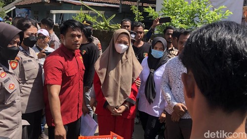 Tersangka Rizka Sintiyani saat peragakan adegan berpapasan dengan saksi Fadil di depan rumahnya, Senin (29/9/2025). (M. Zahiruddin/detikBali)