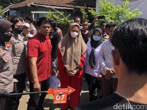 Rekonstruksi Pembunuhan Brigadir Esco, Warga Soraki Briptu Rizka