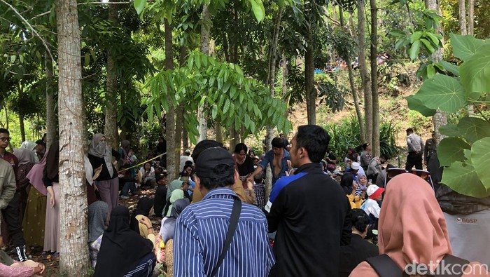 Suasana rekonstruksi pembunuhan Brigadir Esco yang dihadiri ratusan keluarganya, Senin (29/9/2025). (M. Zahiruddin/detikBali)