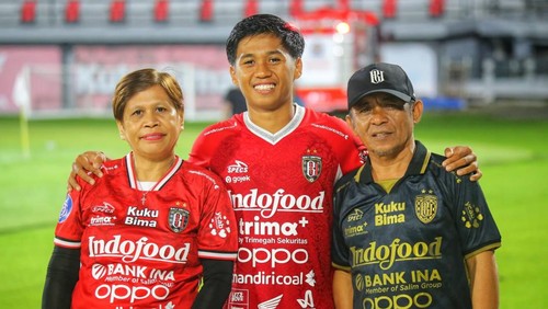 Reyner Barusu diapit ayah dan ibunya, Octavianus Barusu (kanan), dan Asdian Sologi. (Istimewa)