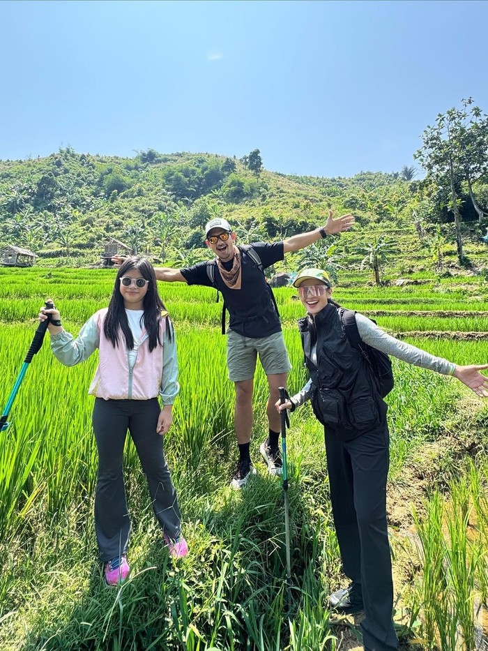 Ririn Ekawati trekking ke curug