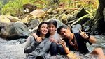 Potret Liburan Keluarga Seru ala Ririn Ekawati: Trekking ke Curug Leuwi Asih