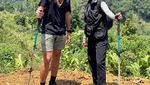 Potret Liburan Keluarga Seru ala Ririn Ekawati: Trekking ke Curug Leuwi Asih
