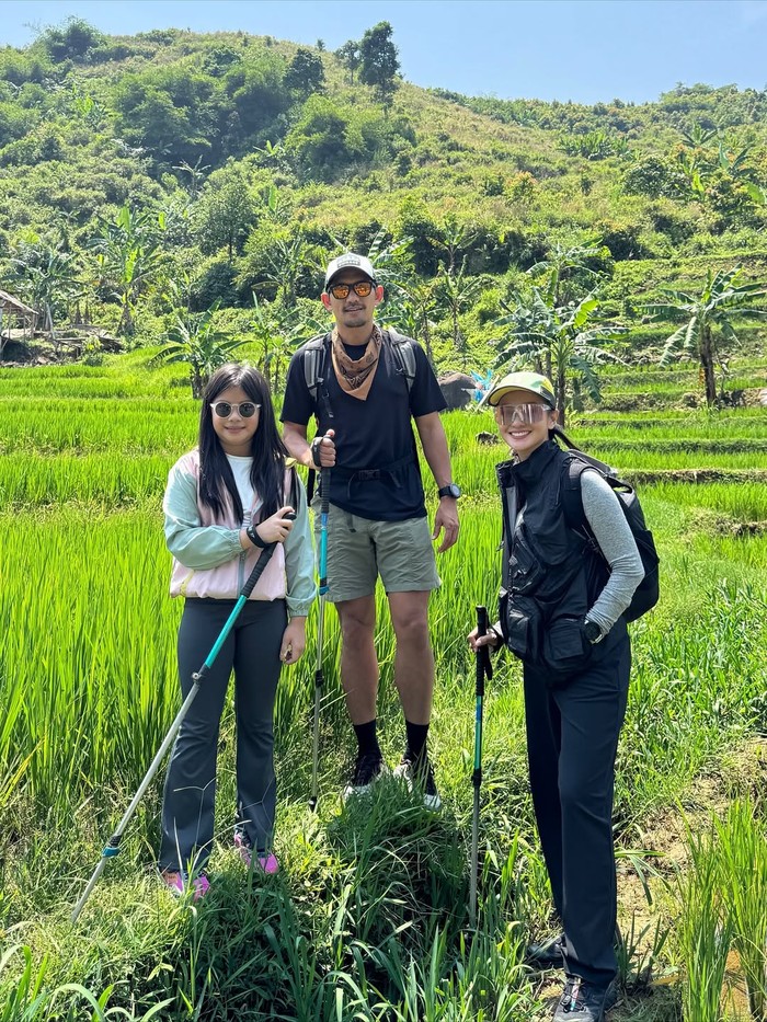 Ririn Ekawati trekking ke curug