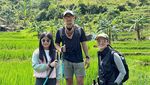 Potret Liburan Keluarga Seru ala Ririn Ekawati: Trekking ke Curug Leuwi Asih