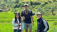 Ririn Ekawati bersama suaminya Ibnu Jamilo dan anak gadisnya mengisi liburan dengan trekking bersama.