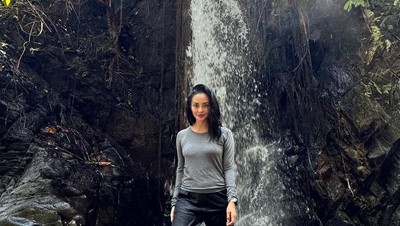 Potret Liburan Keluarga Seru ala Ririn Ekawati: Trekking ke Curug Leuwi Asih