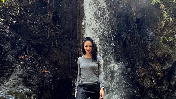 Potret Liburan Keluarga Seru ala Ririn Ekawati: Trekking ke Curug Leuwi Asih