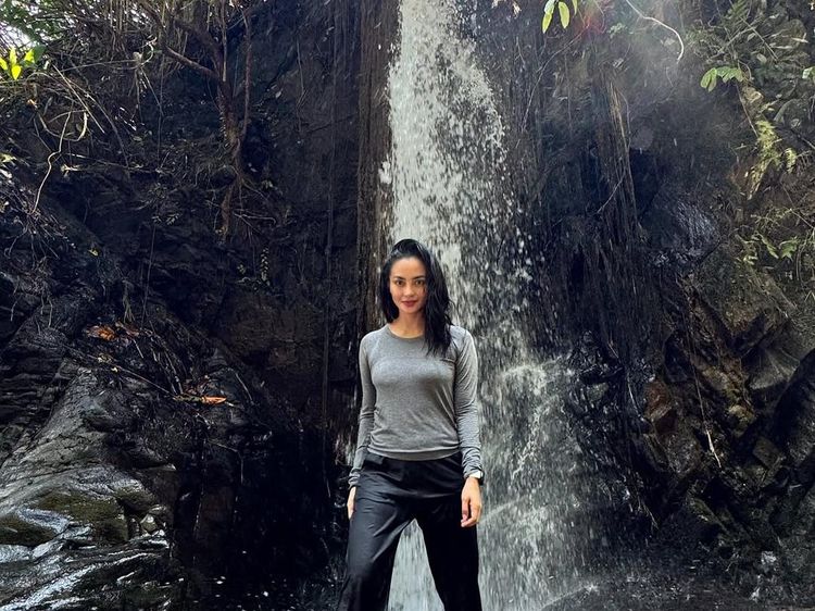 Potret Liburan Keluarga Seru ala Ririn Ekawati: Trekking ke Curug Leuwi Asih