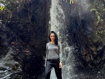 Potret Liburan Keluarga Seru ala Ririn Ekawati: Trekking ke Curug Leuwi Asih