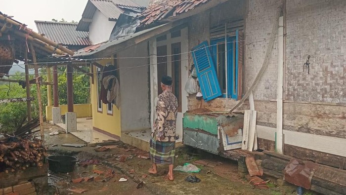 Rumah rusak akibat puting beliung