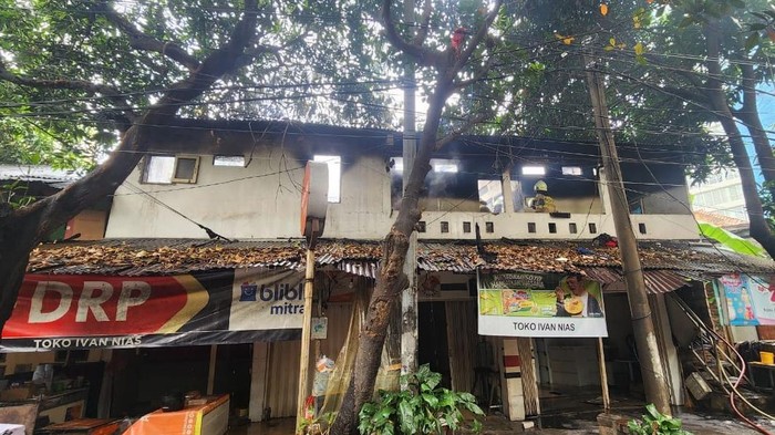 Rumah toko (ruko) di Kebayoran Lama, Jaksel dilanda kebakaran. Belasan mobil pemadam kebakaran (damkar) dikerahkan untuk memadamkan api. (dok Damkar DKI)