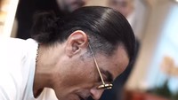 Menyambut tamu-tamu pertama yang datang ke restoran, Salt Bae melayani mereka secara langsung. Steak yang juicy disajikan di atas meja dan dipotong-potong agar mudah dimakan. Foto: Instagram/nusr_et