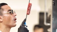 Aksi hebohnya memasak ternyata tak hanya di depan tamu saja. Tetapi Salt Bae tampilkan juga di dapur. Foto: Instagram/nusr_et