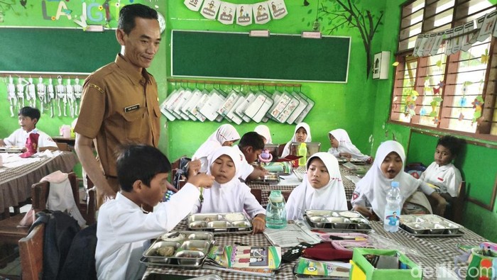 SD Juwet Kecamatan Porong saat menikmati porsi MBG