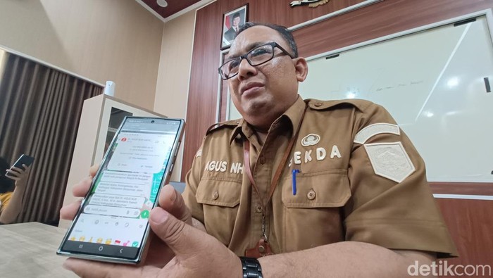 Sekda Banyumas, Agus Nur Hadie menunjukkan bukti percakapan penipu yang mengatasnamakan dirinya kepada wartawan di ruangannya, Senin (29/9/2025).