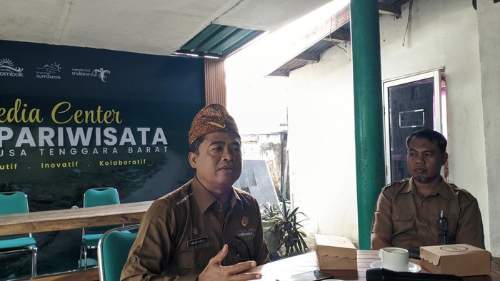 Sekretaris Dinas Pariwisata NTB, Mulki, saat ditemui di kantornya, Senin (29/9/2025). (Ahmad Viqi/detikBali)
