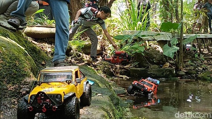 Serunya Main Mobil Offroad Remote Control di Lereng Bromo
