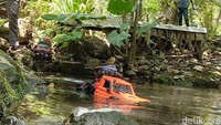 Usai persiapan, para anggota komunitas langsung mengendalikan mobil RC mereka menembus jalur hutan, bebatuan terjal, hingga sungai berlumpur. Diperlukan ketangkasan dan konsentrasi tinggi agar mobil tak terjebak di lumpur atau terseret arus.