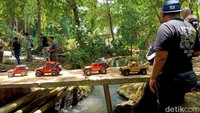 Ada banyak cara menikmati petualangan di alam bebas. Jika biasanya offroader menjelajah dengan mobil sungguhan, komunitas RC Adventure Probolinggo justru melakukannya dengan mobil offroad remote control (RC). Mereka menjelajah hutan, tebing, hingga sungai di lereng Bromo.