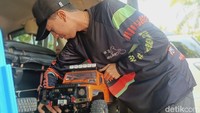 Beberapa unit bahkan sudah dimodifikasi dengan stiker, lampu kabut, hingga detail kecil yang membuatnya tampak seperti mobil sungguhan.