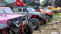 Belasan mobil mini offroad tampak berjajar di area Mata Air Tirto Ageng, Kecamatan Lumbang, Kabupaten Probolinggo. Sekilas, mobil-mobil ini mirip dengan versi aslinya, lengkap dengan ban besar, bodi tangguh, serta aksesori seperti sekop, jeriken, tali, dan tenda mini untuk simulasi kemping.