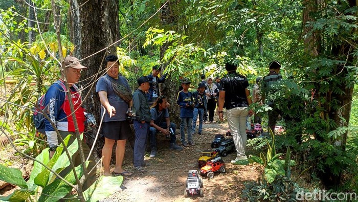 Serunya Main Mobil Offroad Remote Control di Lereng Bromo Serunya Main Mobil Offroad Remote Control di Lereng Bromo