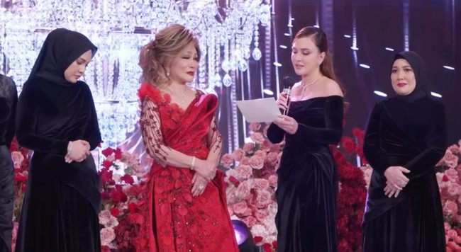 Shandy Aulia beberapa waktu lalu tampak menghadiri acara ulang tahun ke-68 ibunya, Elsye Dopong yang digelar mewah bak resepsi pernikahan. Shandy tammpil kompak dengan saudara-saudaranya dengan mengenakan gaun hitam. Foto: Instagram/@shandyaulia