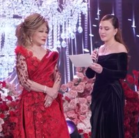 Shandy Aulia beberapa waktu lalu tampak menghadiri acara ulang tahun ke-68 ibunya, Elsye Dopong yang digelar mewah bak resepsi pernikahan. Shandy tammpil kompak dengan saudara-saudaranya dengan mengenakan gaun hitam. Foto: Instagram/@shandyaulia