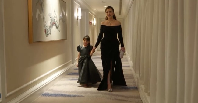 Shandy Aulia hadir bersama putrinya, Claire Herbowo yang juga mengenakan gaun berwarna hitam. Pasangan ibu dan anak itu tampil kompak berjalan bersama memasuki ruangan acara. Foto: Instagram/@shandyaulia