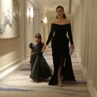 Shandy Aulia hadir bersama putrinya, Claire Herbowo yang juga mengenakan gaun berwarna hitam. Pasangan ibu dan anak itu tampil kompak berjalan bersama memasuki ruangan acara. Foto: Instagram/@shandyaulia