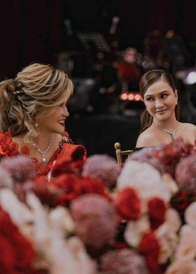 Untuk aksesori, ia memilih kalung berlian berbentuk Y yang menjuntai indah di leher, memberikan sentuhan mewah namun tetap classy. Anting kecil yang senada dengan kalung juga melengkapi penampilan. Foto: Instagram/@shandyaulia