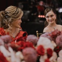 Untuk aksesori, ia memilih kalung berlian berbentuk Y yang menjuntai indah di leher, memberikan sentuhan mewah namun tetap classy. Anting kecil yang senada dengan kalung juga melengkapi penampilan. Foto: Instagram/@shandyaulia