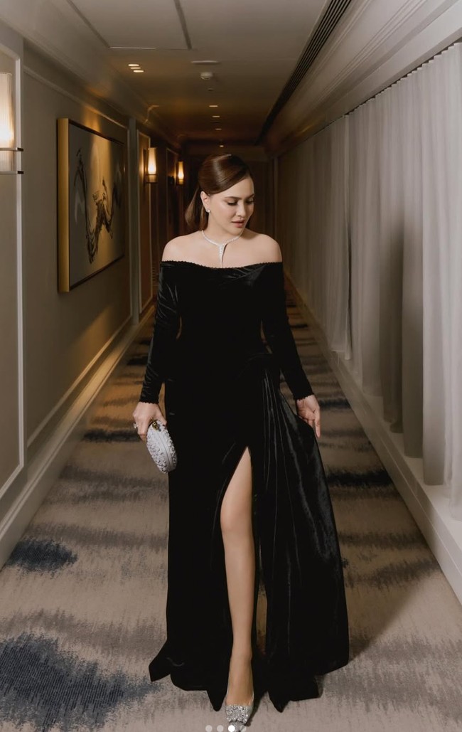 Wanita 38 tahun itu juga mengenakan heels dan clutch berwarna silver yang senada. Heels yang dikenakan berasal dari merek Roger Vivier, Efflorescence Pumps 10 cm in glitter with Crystal buckle Leather outer sole dibanderol dengan harga sekitar Rp 44,2 juta. Sementara clutch yang dikenakan berasal dari Bottega Veneta. Knot Mini Leather Clutch Bag with Gold-toned hardware dibanderol dengan harga sekitar Rp 92,2 juta. Foto: Instagram/@shandyaulia