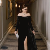 Wanita 38 tahun itu juga mengenakan heels dan clutch berwarna silver yang senada. Heels yang dikenakan berasal dari merek Roger Vivier, Efflorescence Pumps 10 cm in glitter with Crystal buckle Leather outer sole dibanderol dengan harga sekitar Rp 44,2 juta. Sementara clutch yang dikenakan berasal dari Bottega Veneta. Knot Mini Leather Clutch Bag with Gold-toned hardware dibanderol dengan harga sekitar Rp 92,2 juta. Foto: Instagram/@shandyaulia