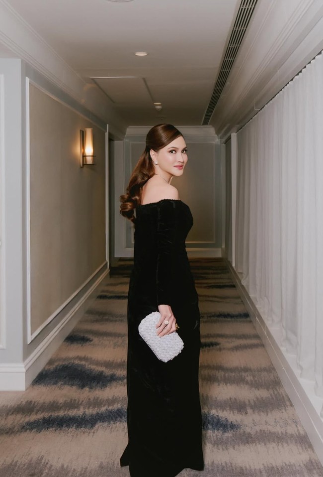 Rambut ditata sleek dengan belahan samping rapi, kemudian ditarik ke belakang dengan model half up, sehingga menampilkan wajah dengan jelas dan memberi kesan sophisticated. Foto: Instagram/@shandyaulia