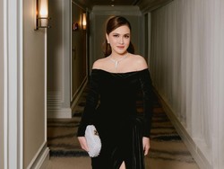 Gaya Classy Shandy Aulia di Ultah Mewah Ibunya, Gaun Hitam-Clutch Rp 92 Juta