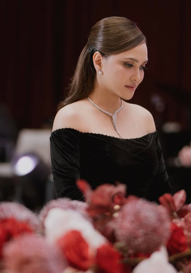 Penampilan Shandy pun banjir pujian netizen. Tak sedikit yang ikut terpukau melihat kecantikannya. Cantiiknya mamanya Claire!!... tulis salah satu komentar. stunning beauty, komentar lain. Foto: Instagram/@shandyaulia