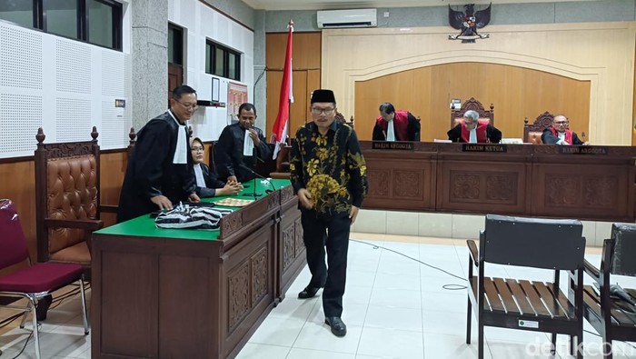 Mantan Sekda NTB Rosiady Husaenie Sayuti mengikuti sidang dengan agenda pembacaan tuntutan, di Pengadilan Tipikor Mataram, Senin (29/9/2025). (Foto : Abdurrasyid Efendi/detikBali).