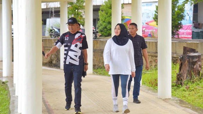 Wali Kota Kendari Siska Karina Imran berjalan di Taman Kota Kendari, Sulawesi Tenggara.