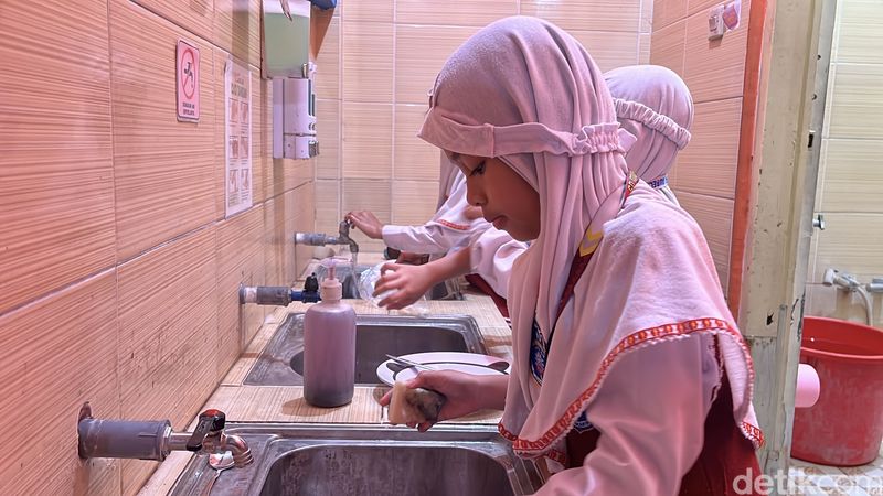 Siswa SD Muhammadiyah 1 Ketelan Solo menerima menu makan siang Rp 10 ribu dari dapur sehat di sekolahnya, Senin (29/9/2025).