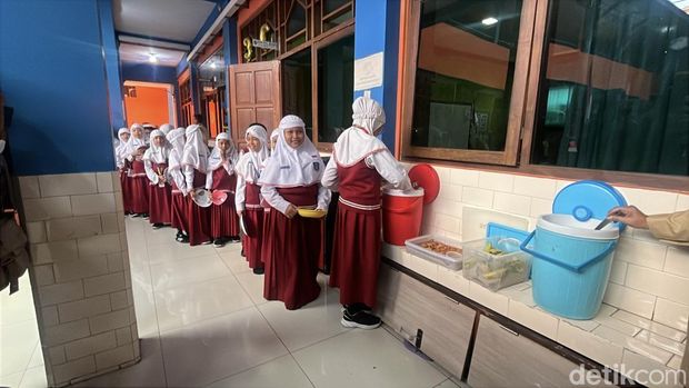 Siswa SD Muhammadiyah 1 Ketelan Solo mengantre makan siang, Senin (29/9/2025).