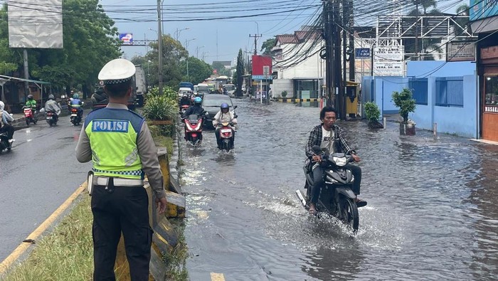 Situasi arus lalu lintas di sekitar RSUD Kabupaten Bekasi saat banjir sore tadi, Senin (29/9). (dok.istimewa)