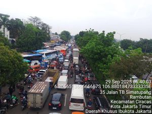 Lalin di Terminal Kampung Rambutan Macet Imbas Proyek Galian