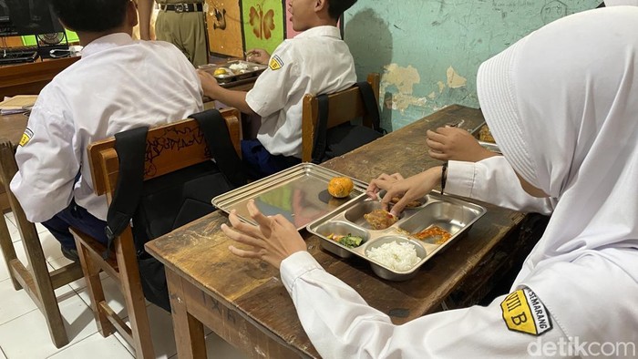 Suasana MBG di SMPN 11 Semarang, Kota Karangrejo, Kecamatan Gajahmungkur, Kota Semarang, Senin (29/9/2025).