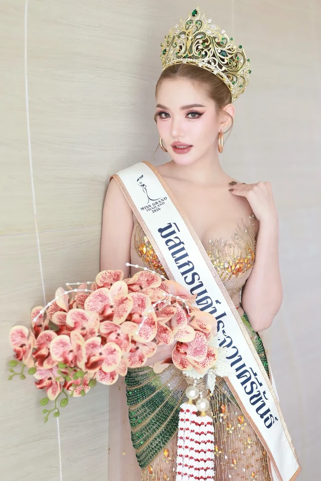 Mengenai gelar Suphannee, direktur provinsi Miss Grand Thailand untuk Khiri Khan, Kanchi, disarankan untuk berkonsultasi dengan Nawat Itsaragrisil, presiden Miss Grand International dan direktur nasional Miss Universe Thailand. Dikatakan jika masih ada kemungkinan untuk mahkota itu dikembalikan kepada Suphannee jika memang Kanchi menghendakinya. Tapi sampai saat ini belum ada keputusan lebih lanjut. Foto: Facebook