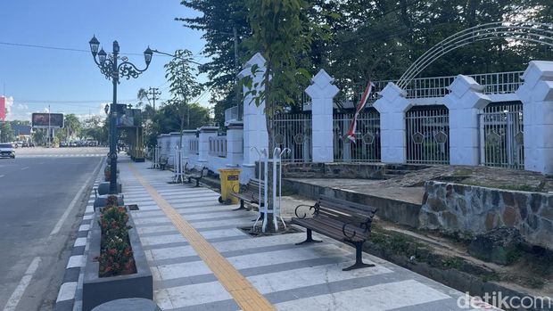 Kondisi trotoar di Taman Kota Kendari, Sulawesi Tenggara (Sultra).
