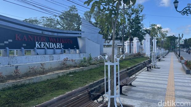 Taman Kota Kendari di Jalan Drs. H. Abdullah Silondae, Kelurahan Mandonga, Kecamatan Mandonga.