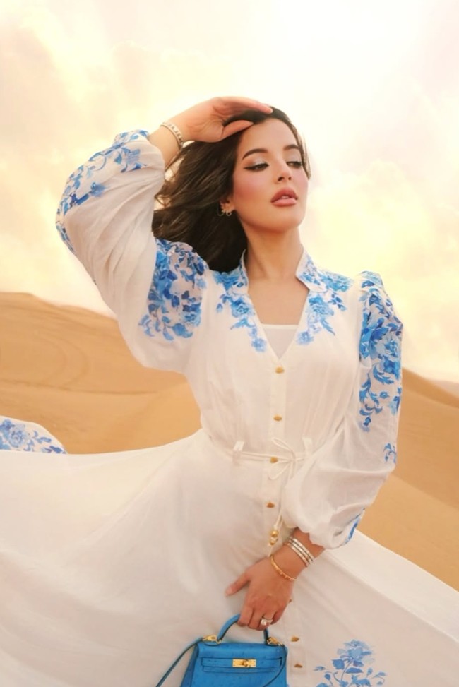 Seperti yang diketahui, setelah menghadiri sidang perdana perceraiannya, Tasya bertolak ke Dubai bersama timnya. Gaya mewah dan elegannya selama di Dubai pun jadi sorotan, salah satunya saat pemotretan di gurun pasir. Foto: Instagram/@tasyafarasya